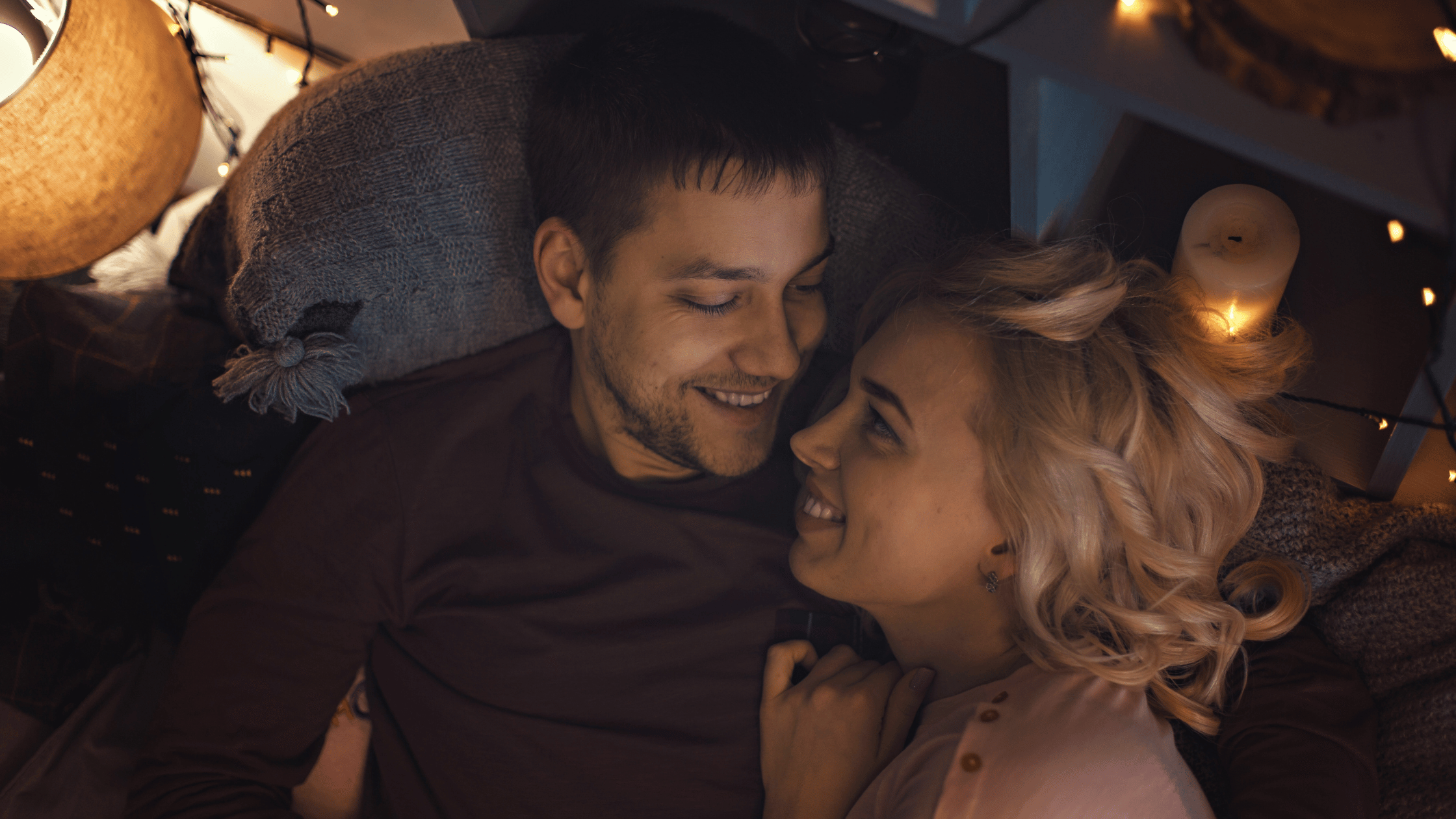 Hjemme date med par i sofaen
