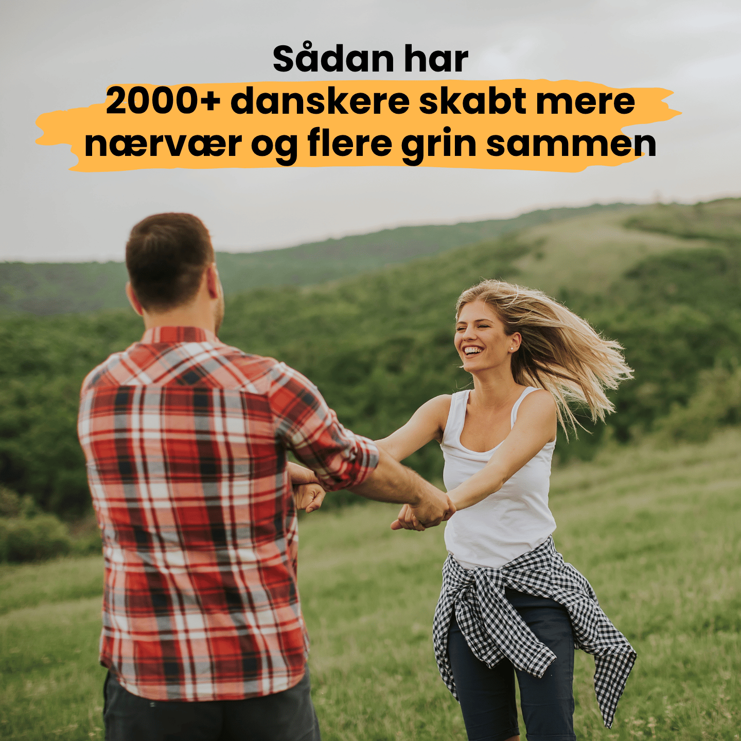 Par leger og griner sammen på en mark – SkjulteOplevelser™ skrab en date skaber nærvær og grin.